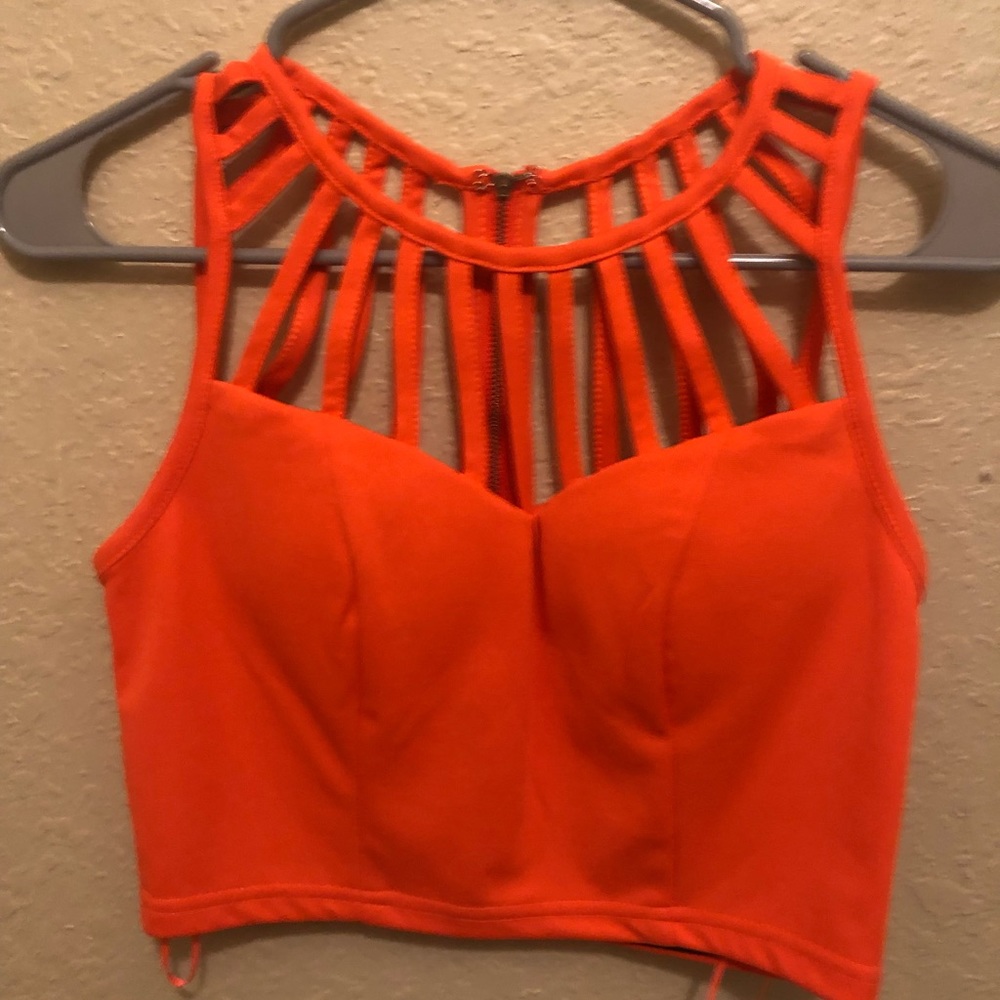 NWOT- ORANGE CROP CRAGED TOP